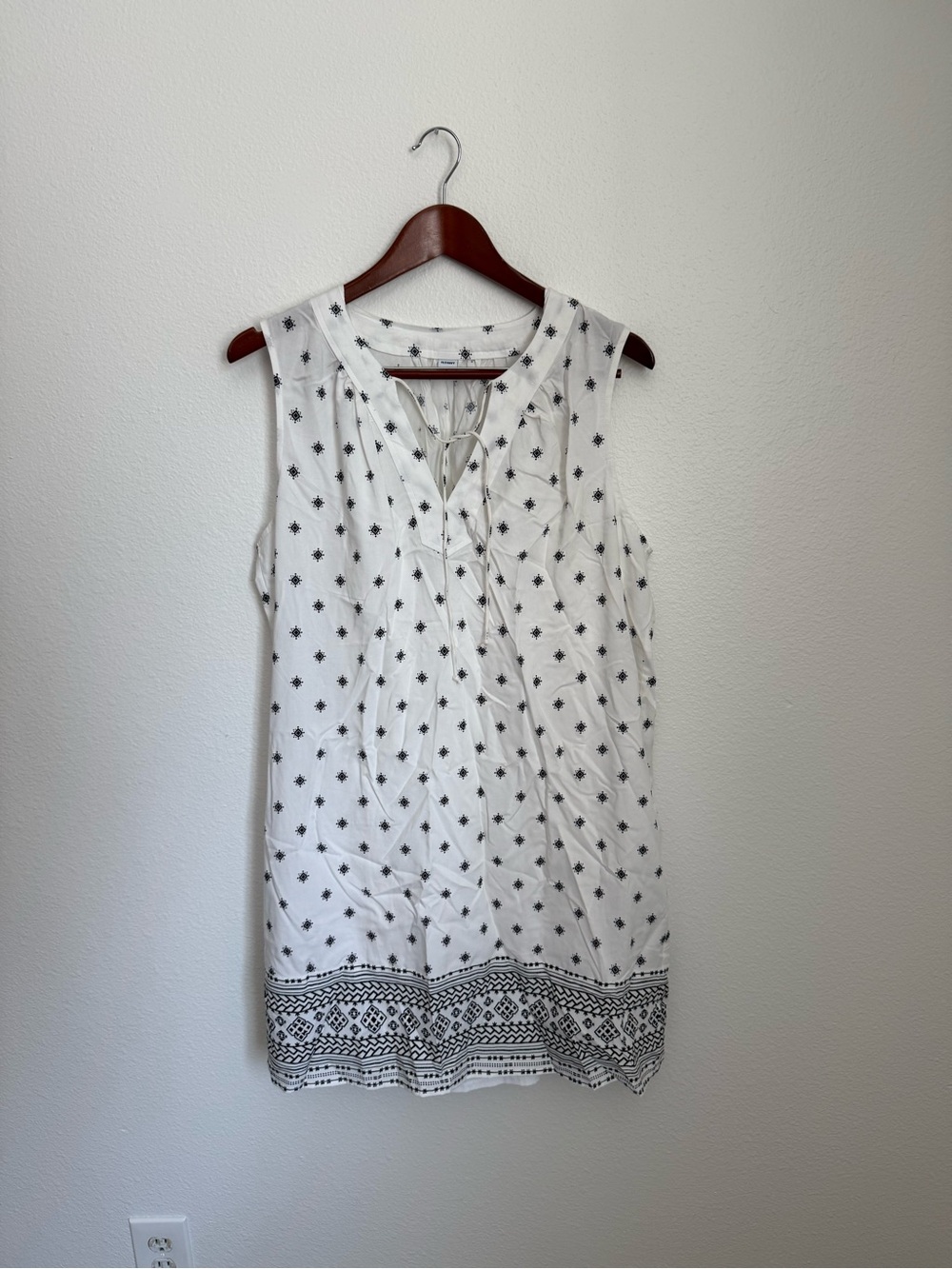 Old Navy White Shift Dress With Navy Blue Pattern